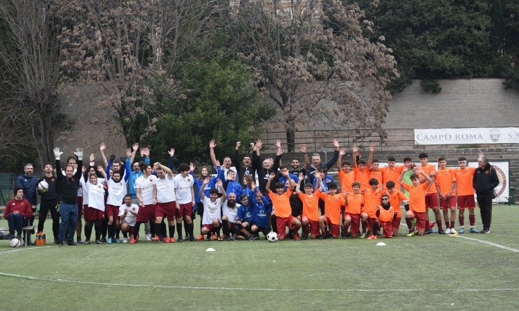 World Disability Day: l’Epifania porta palloni e libri per tutti i giocatori della Romulea Autistic FC, Fair Play School e Real Testaccio